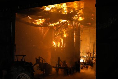 Waksmund, Polonya - 25.11.2017 Waksmund, Polonya bir köyde 25.11.2017 4 kulübeler büyük yangın