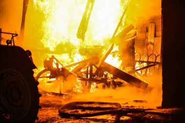 Waksmund, Polonya - 25.11.2017 Waksmund, Polonya bir köyde 25.11.2017 4 kulübeler büyük yangın