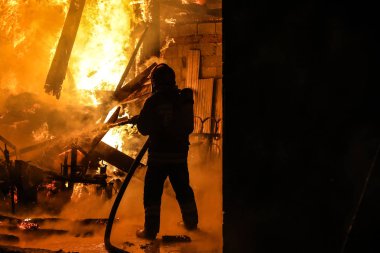 Waksmund, Polonya - 25.11.2017 Waksmund, Polonya bir köyde 25.11.2017 4 kulübeler büyük yangın