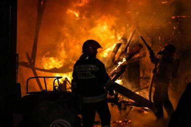 Waksmund, Polonya - 25.11.2017 Waksmund, Polonya bir köyde 25.11.2017 4 kulübeler büyük yangın