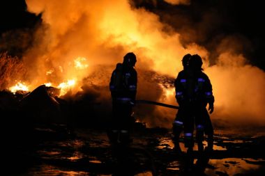 Nowy Targ, Polonya - 31.10.2017 çöpe 31.10.2017 Nowy Targ, Polonya yangın