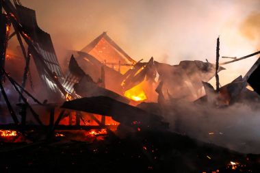 Maruszyna, Polonya - bir ahır ateş içinde Nowy Targ, Polonya 4.09.2017 hayvanlarla 4.09.2017