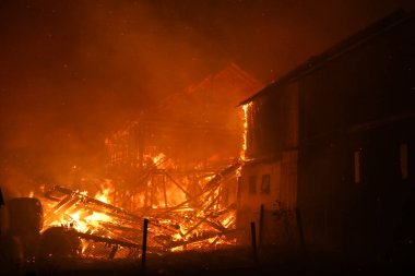 Nowa Biala, Polonya - 19.01.2018 büyük ahır yangın. Rüzgarlı gece 5 binalarda küçük köyde 19.01.2018 Nowa Biala, Polonya yakıldı