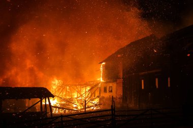 Nowa Biala, Polonya - 19.01.2018 büyük ahır yangın. Rüzgarlı gece 5 binalarda küçük köyde 19.01.2018 Nowa Biala, Polonya yakıldı