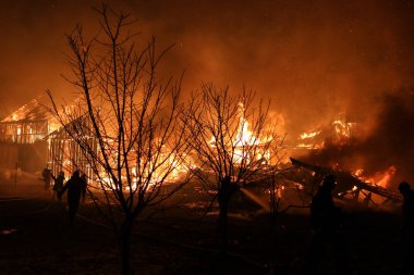 Nowa Biala, Polonya - 19.01.2018 büyük ahır yangın. Rüzgarlı gece 5 binalarda küçük köyde 19.01.2018 Nowa Biala, Polonya yakıldı