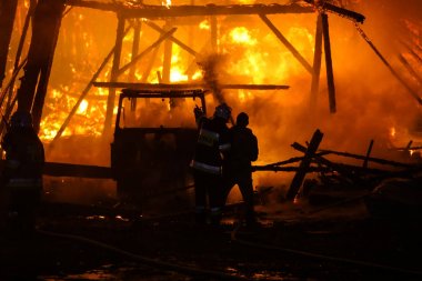 Nowa Biala, Polonya - 19.01.2018 büyük ahır yangın. Rüzgarlı gece 5 binalarda küçük köyde 19.01.2018 Nowa Biala, Polonya yakıldı