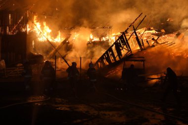 Nowa Biala, Polonya - 19.01.2018 büyük ahır yangın. Rüzgarlı gece 5 binalarda küçük köyde 19.01.2018 Nowa Biala, Polonya yakıldı