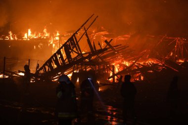 Nowa Biala, Polonya - 19.01.2018 büyük ahır yangın. Rüzgarlı gece 5 binalarda küçük köyde 19.01.2018 Nowa Biala, Polonya yakıldı