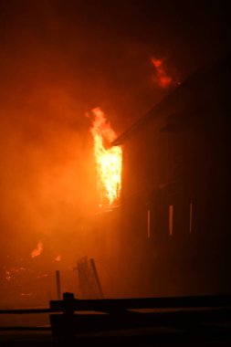 Nowa Biala, Polonya - 19.01.2018 büyük ahır yangın. Rüzgarlı gece 5 binalarda küçük köyde 19.01.2018 Nowa Biala, Polonya yakıldı