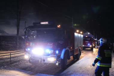 Nowa Biala, Polonya - 19.01.2018 Lehçe itfaiye birimleri. Rüzgarlı gece 5 binalarda küçük köy yakıldı. 19.01.2018 Nowa Biala, Polonya