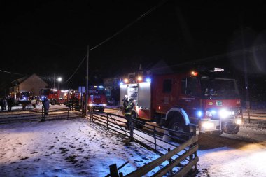 Nowa Biala, Polonya - 19.01.2018 Lehçe itfaiye birimleri. Rüzgarlı gece 5 binalarda küçük köy yakıldı. 19.01.2018 Nowa Biala, Polonya