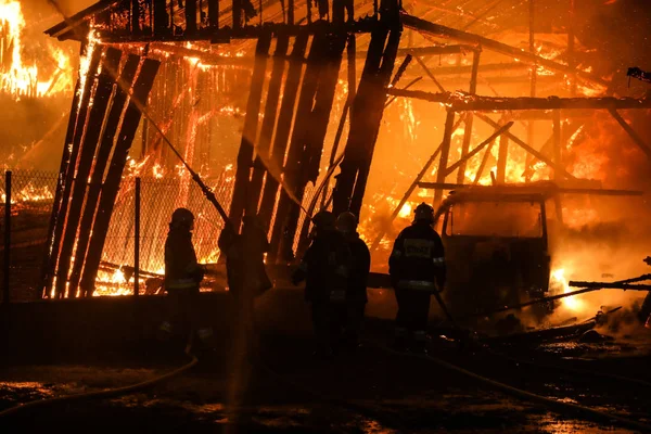Nowa Biala Lengyelország 2018 Tűz Hatalmas Pajta Szeles Éjszaka Épület — Stock Fotó