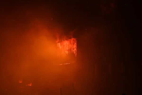 森の番人ノワ ビャラ ポーランド 2018 巨大な納屋の火 風の強い夜 建物で森の番人ノワ ビャラ ポーランドの小さな村 2018 — ストック写真