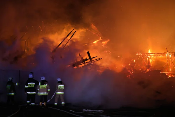 新胡塔比亚瓦 2018 巨大的谷仓火 在大风夜5大厦在小村庄被烧了19 2018 在新胡塔比亚瓦 — 图库照片