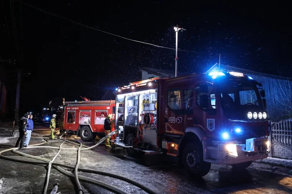 Nowa Biala, Polonya - 19.01.2018 Lehçe itfaiye birimleri. Rüzgarlı gece 5 binalarda küçük köy yakıldı. 19.01.2018 Nowa Biala, Polonya