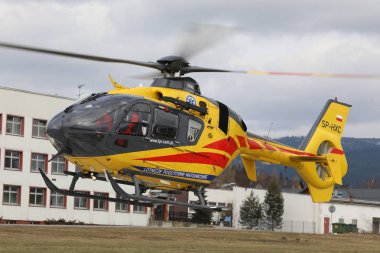 Polonya, Nowy Targ - 10.03.2018 sağlık acil sağlık hizmetleri helikopter iniş hastanede Nowy Targ 10.03.2018 Nowy Targ, Polonya