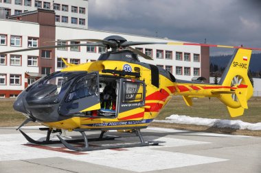 Polonya, Nowy Targ - 10.03.2018 sağlık acil sağlık hizmetleri helikopter iniş hastanede Nowy Targ 10.03.2018 Nowy Targ, Polonya