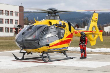 Polonya, Nowy Targ - 10.03.2018 sağlık acil sağlık hizmetleri helikopter iniş hastanede Nowy Targ 10.03.2018 Nowy Targ, Polonya