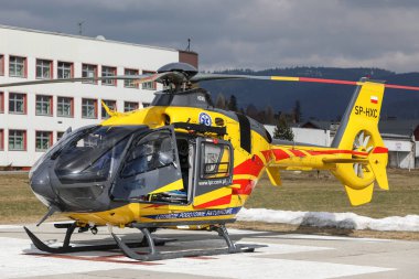 Polonya, Nowy Targ - 10.03.2018 sağlık acil sağlık hizmetleri helikopter iniş hastanede Nowy Targ 10.03.2018 Nowy Targ, Polonya