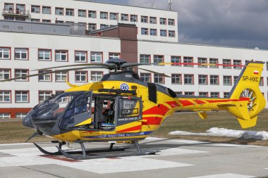Polonya, Nowy Targ - 10.03.2018 sağlık acil sağlık hizmetleri helikopter iniş hastanede Nowy Targ 10.03.2018 Nowy Targ, Polonya