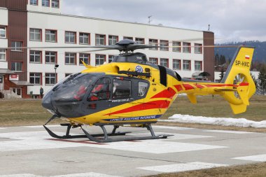 Polonya, Nowy Targ - 10.03.2018 sağlık acil sağlık hizmetleri helikopter iniş hastanede Nowy Targ 10.03.2018 Nowy Targ, Polonya