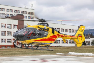 Polonya, Nowy Targ - 10.03.2018 sağlık acil sağlık hizmetleri helikopter iniş hastanede Nowy Targ 10.03.2018 Nowy Targ, Polonya