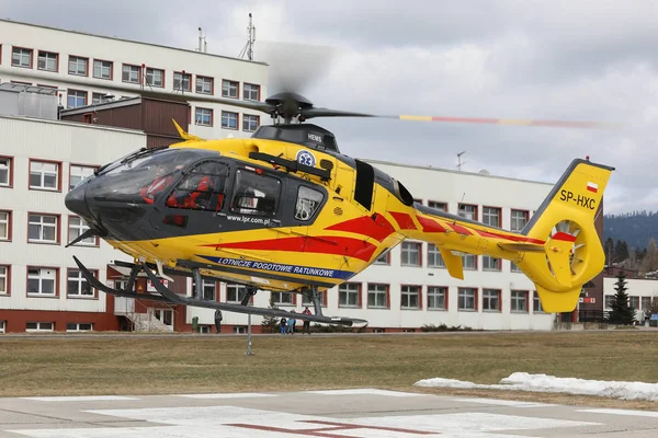 Polonya, Nowy Targ - 10.03.2018 sağlık acil sağlık hizmetleri helikopter iniş hastanede Nowy Targ 10.03.2018 Nowy Targ, Polonya