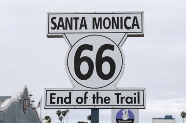 Santa Monica'da rota 66 işareti