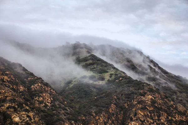 加利福尼亚州悬崖附近的圣莫尼卡 — 图库照片