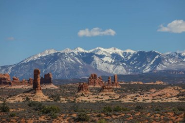 Arches National Park arka plan dağlarda La Sal ile