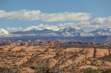 Arches National Park arka plan dağlarda La Sal ile