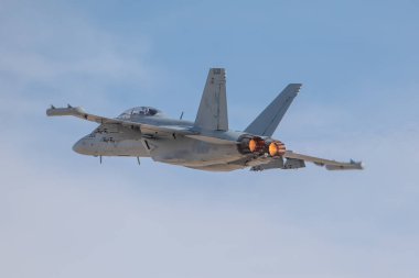 Las Vegas, ABD - 15.2019 E / A-18 Growler gösteri uçuşu Nellis Hava Üssü 'ndeki Hava Ulusu Hava Gösterisi sırasında ABD' nin Las Vegas şehrinde 15.11.2019 'da gerçekleşti.