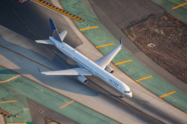 Лос-Анджелес, США - 13.11.2019 Boeing 757 United Airlines at Los Angeles International Airport in 13.11.2019 in Los Angeles, United States
