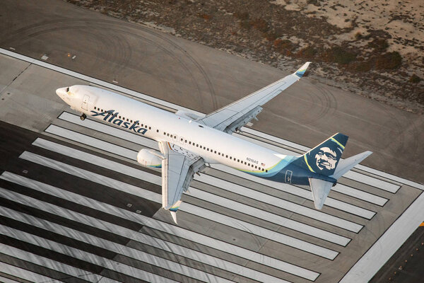 Лос-Анджелес, США - 13.11.2019 Boeing 737 Alaska Airlines в международном аэропорту Лос-Анджелеса 13.11.2019 в Лос-Анджелесе, США
