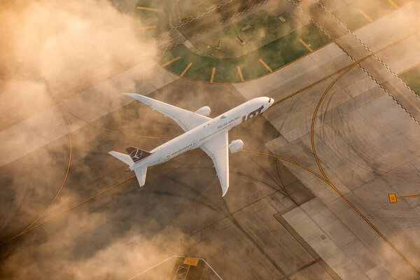 Лос-Анджелес, США - 13.11.2019 Boeing 787 LOT Polish Airlines в международном аэропорту Лос-Анджелеса 13.11.2019 в Лос-Анджелесе, США
