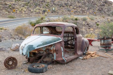 Oatman Otoyolu, Amerika Birleşik Devletleri - 14.11.2019 Old cars on Cool Springs Station on Route 66 .11.2019, Oatman Highway, ABD