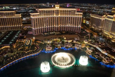 Las Vegas, ABD - 15.2019 Bellagio Fıskiyeleri Vegas 'taki Eyfel Kulesi manzaralı 15.11.2019 Las Vegas, ABD