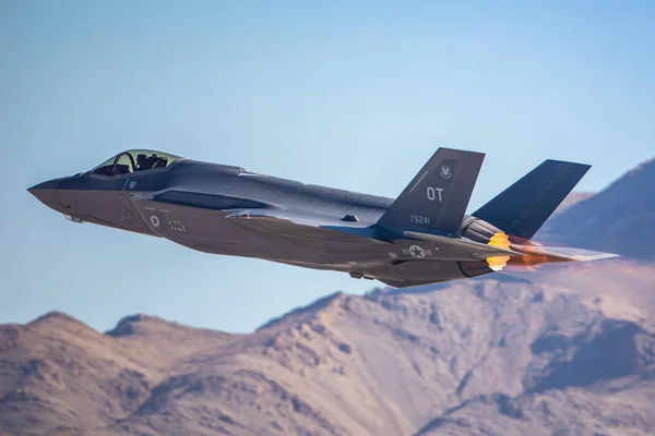 米国ラスベガス 2019 Lightning Ii飛行中の航空国家航空ショーネリス空軍基地で15 2019でラスベガス — ストック写真