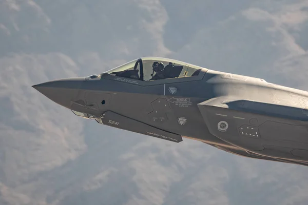 米国ラスベガス 2019 Lightning Ii飛行中の航空国家航空ショーネリス空軍基地で15 2019でラスベガス — ストック写真