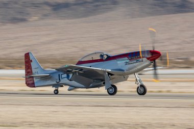 Las Vegas, ABD - 15.2019 P-51 Mustang Nellis Hava Üssü 'ndeki Hava Ulusu Hava Gösterisi sırasında uçuyor. 15.11.2019 Las Vegas, ABD