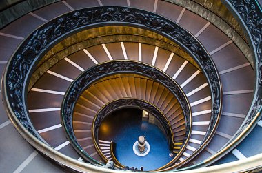 Vatikan müzelerinden döner merdiven .