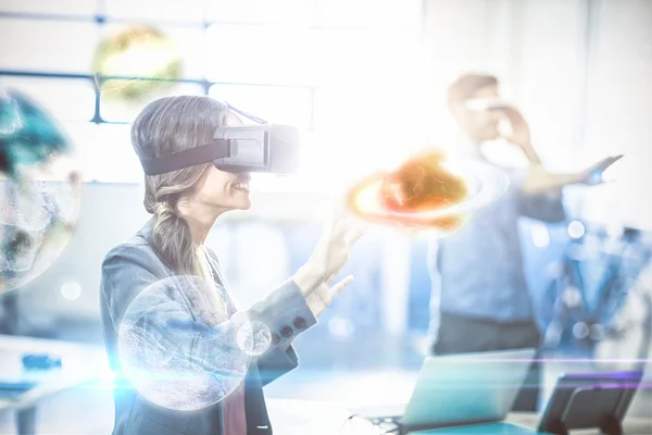 Frau benutzt Virtual-Reality-Simulator — Stockfoto
