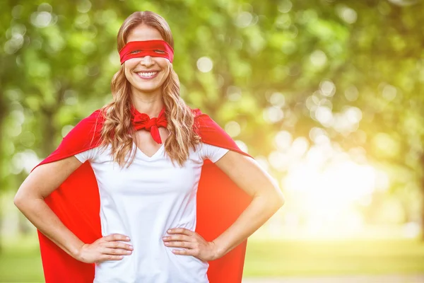 Donna che finge di essere un supereroe — Foto Stock