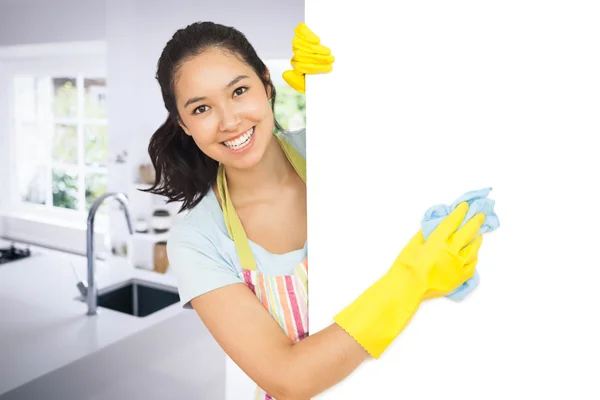 Donna pulizia superficie bianca — Foto Stock