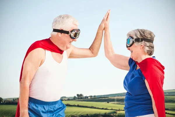 Casal vestindo trajes de super-homem — Fotografia de Stock