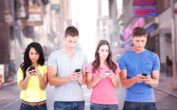Mensen texting op hun telefoons — Stockfoto