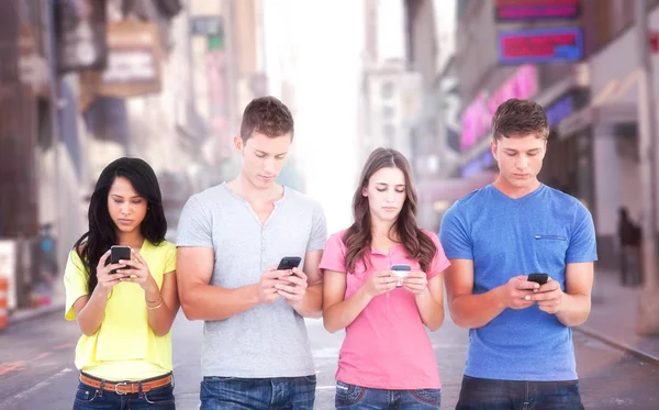 Menschen, die auf ihren Telefonen SMS schreiben — Stockfoto