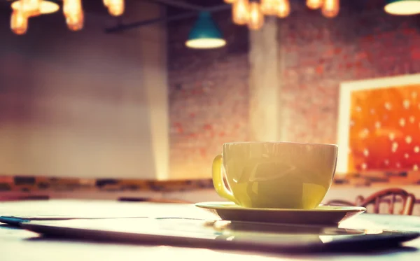 Чашка кави і планшетного ПК — стокове фото