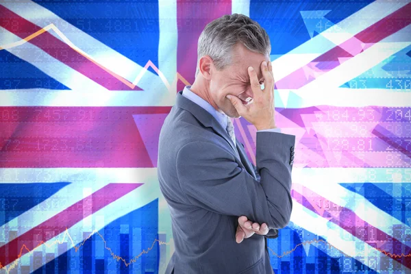 Empresário com dor de cabeça contra bandeira do Reino Unido — Fotografia de Stock