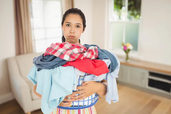 Mujer sosteniendo cesta de lavandería completa —  Fotos de Stock
